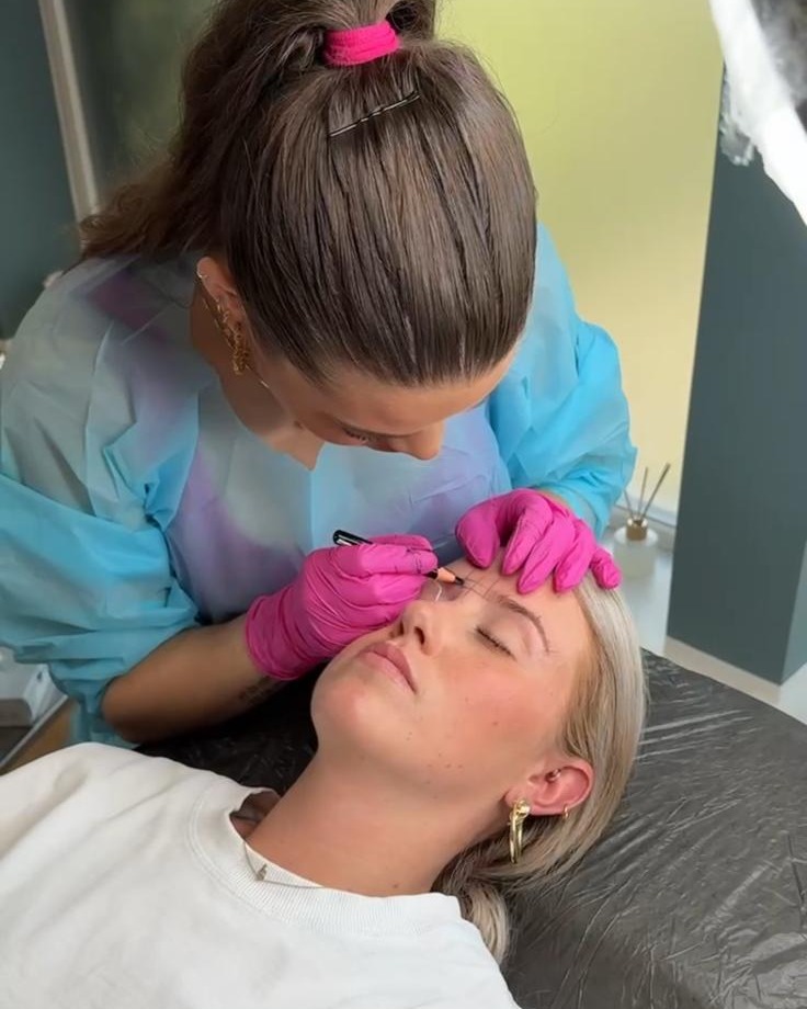 Camilla udfører brynbehandling på kunde hos Fairbeauty i Silkeborg